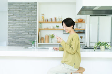 スマートフォンを持つ女性