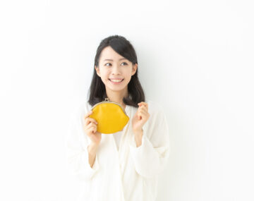 お財布を持つ女性