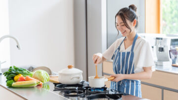 料理する女性