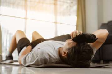 スポーツ後の寝そべる男性