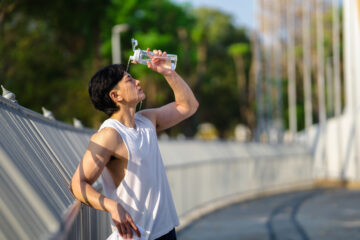 水をかぶる男性
