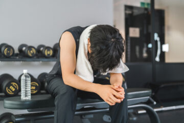 スポーツジムで休憩する若い男性